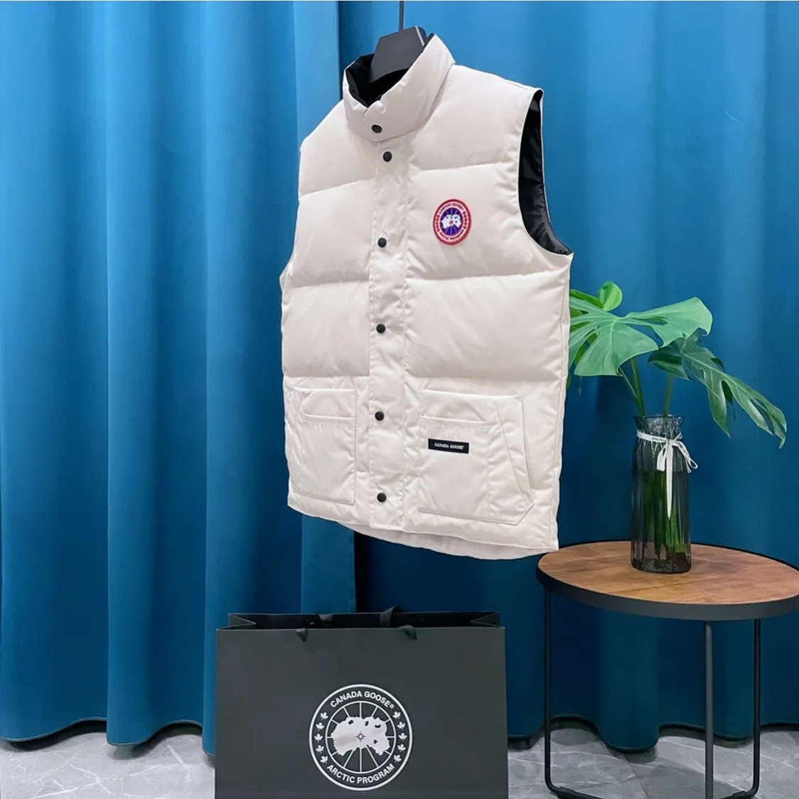 P390 Canada goose➡️Canada Goose Freestyle Crew Down Vest 💯The softness and hardness of the fabric is comparable to that of the genuine product. It can be restored by kneading at will (fabric misunderstanding: it is not a high-hardness fabric that is waterproof. You will notice the softness and comfort of the fabric only if you buy the latest genuine version this year). 💯Customized authentic YKK military-grade copper core zipper pullers, high hardness and no jamming 💯All workmanship and wiring are controlled by workers with more than ten years of service. They must be horizontal and vertical, and are not crooked. The wiring density inside is more sophisticated. Feel free to compare. 💯Big goose label, collar label, washed label, hangtag, zipper cord, pocket label, collar velvet, buttons, all details are synchronized